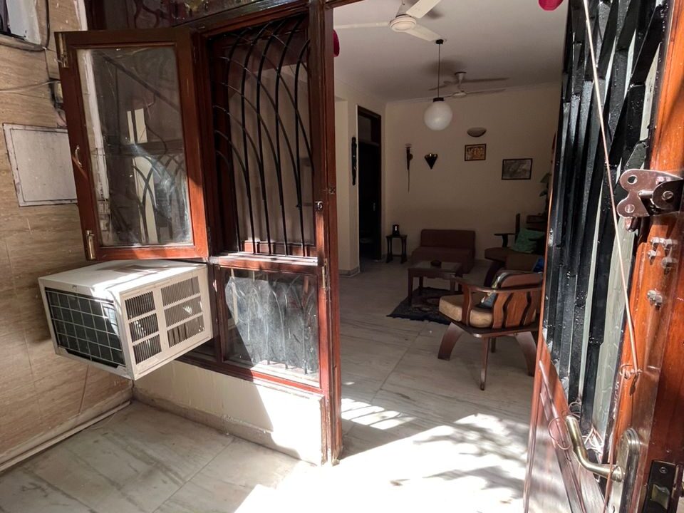 Fully_furnished_1BHK_Nizamuddin_East_South_Delhi_in_LGF_01