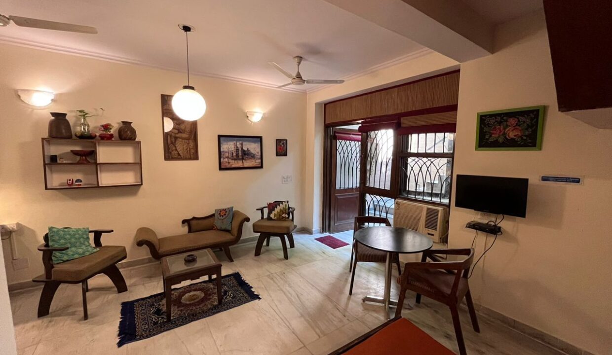 Fully_furnished_1BHK_Nizamuddin_East_South_Delhi_in_LGF_02