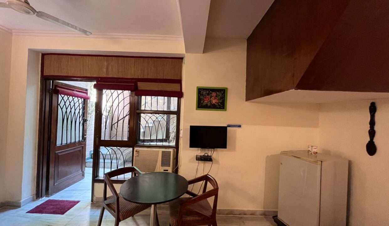 Fully_furnished_1BHK_Nizamuddin_East_South_Delhi_in_LGF_03