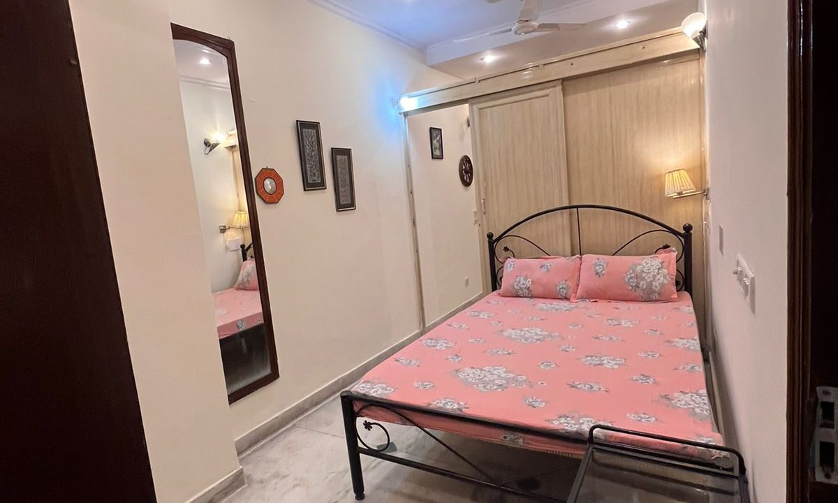 Fully_furnished_1BHK_Nizamuddin_East_South_Delhi_in_LGF_04