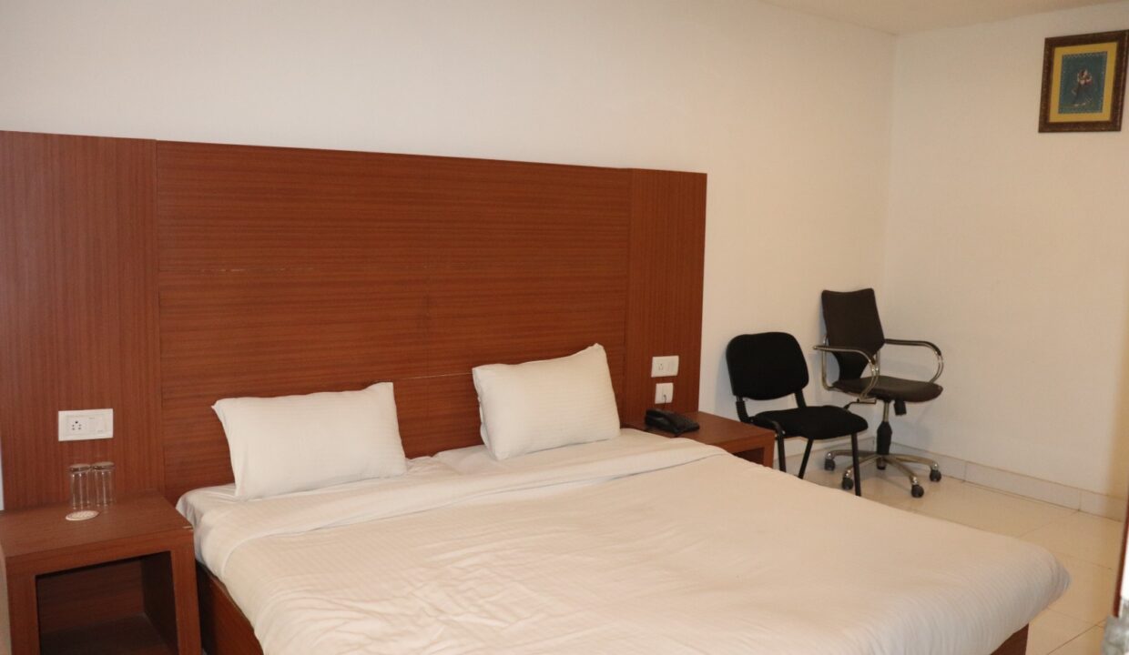 fully-furnished-single-room-service-apartment-gk-ii-07