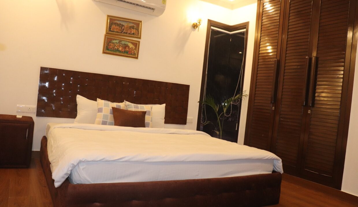 luxury-fully-furnished-3-bhk-service-apartment-for-rent-in-gk-ii-south-delhi-01