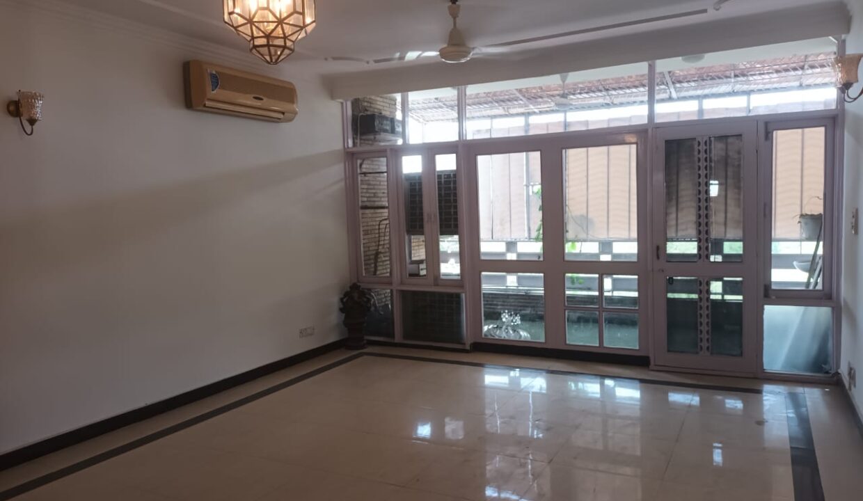 4-bhk-flat-for-rent-in-south-delhi-east-of-kailash-03