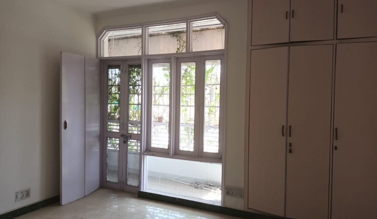 4-bhk-flat-for-rent-in-south-delhi-east-of-kailash-05