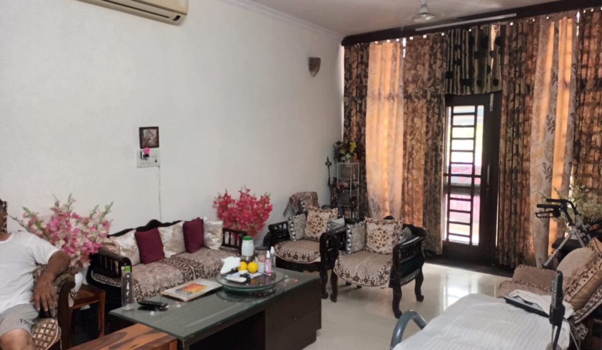 apartment-on-rent-in-south-delhi-kalkaji-south-park-apartment_